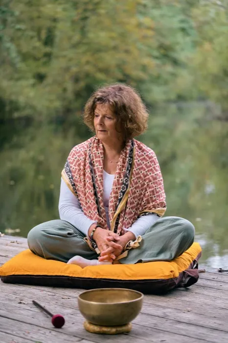Danielle Viaud en séance de méditation de pleine conscience en Vendée