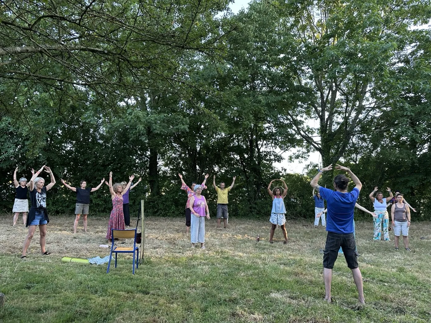 Atelier de yoga en plein air aux Feux de l'Été — week-end bien-être Médit'A à Chavagnes-en-Paillers, Vendée