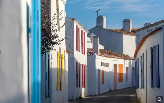 Ruelle de Port-Joinville sur l'Île d'Yeu — maisons blanches aux volets colorés, charme typique de l'île en Vendée